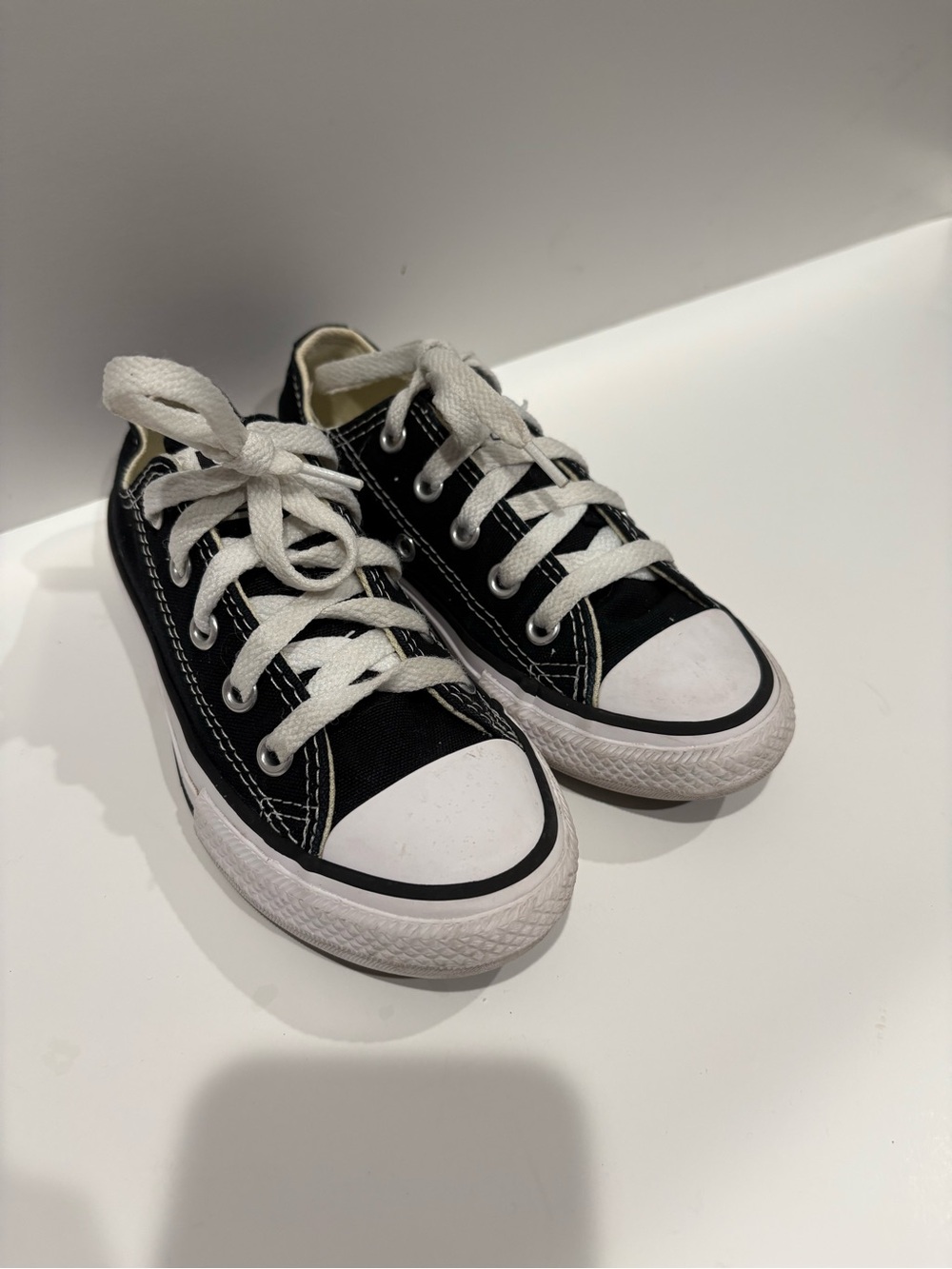 Kids Black Canvas Low-Top Converse All Star Sneakers youth size 11